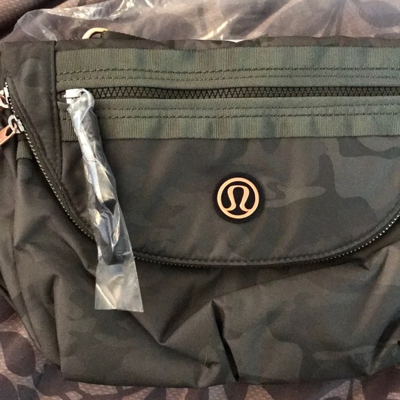 SOLD Lululemon RARE Camo Festival Bag! NWT - Picture 3 of 5